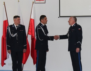 Pełniącemu obowiązki Pierwszego Zastępcy Komendanta Wojewódzkiego Policji w Bydgoszczy inspektor Marcin Wożniak składa gratulacje nadkomisarzowi Marcinowi Szulczykowi