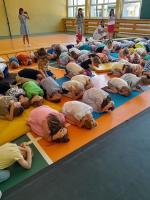 dzieci ćwiczą pozycje żółwia