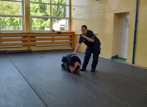 Policjanci pokazują pozycje na żółwia
