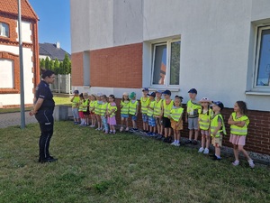 Wspólne zdjęcie policjantki i przedszkolaków