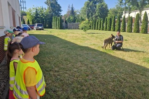 Wspólne zdjęcie policjantki z psem i przedszkolakami
