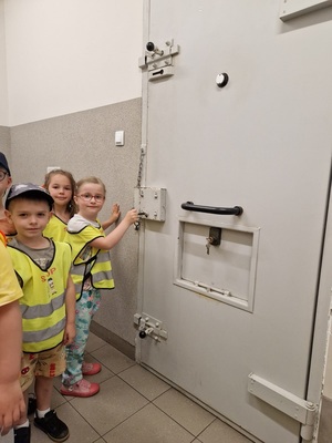 Dzieci zwiedzają policyjną celę