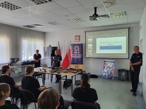licealiści na drzwiach otwartych w sępoleńskiej komendzie