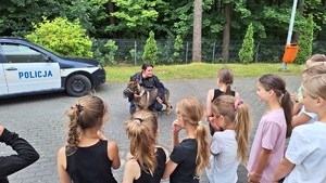 Policjantka prezentuje pokaz psa służbowego