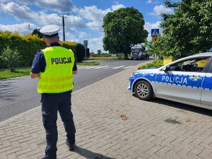 Policjant podczas działań Niechroniony Uczestnik Ruchu Drogowego