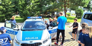 Spotkanie policjantki , strażaków i pracownika sanepidu na obozie w Sępólnie Krajeńskim