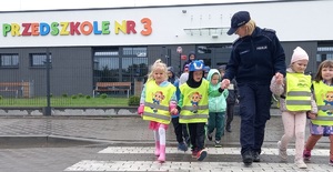 Spotkanie policjantów z przedszkolakami z sępoleńskiej &quot;trójki&quot;. Przedszkolaki uczą się przechodzenia przez przejście dla pieszych.