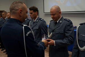 Młodszy aspirat Dawid Błaszkowski otrzymuje kryształowe serce z rąk Komendanta Wojewódzkiego Policji w Bydgoszczy inspektora Jakuba Gorczyńskiego