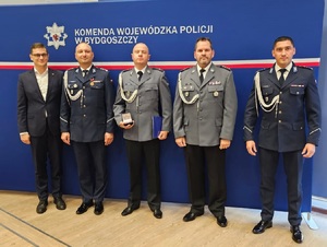 Wspólne Zdjęcie. Na zdjęciu od lewej strony Wojewoda Kujawsko-Pomorski Michał Sztybel, Komendant Wojewódzki Policji w Bydgoszczy inspektor Jakub Gorczyński, młodszy aspirant Dawid Błaszkowski, Przewodniczący Terenowego NSZZP w Sępólnie Krajeńskim aspirant sztabowy Piotr Bociek oraz Komendant Powiatowy Policji w Sępólnie Krajeńskim nadkomisarz Marcin Szulczyk.