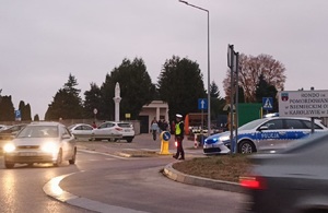 Policjant w trakcie działań w okresie Wszystkich Świętych