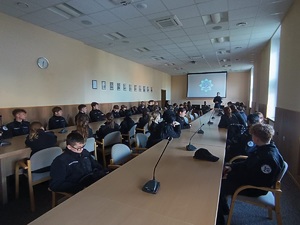 Uczniowie w sali konferencyjnej w Szkole Policji w Pile