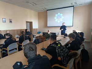 Uczniowie w sali konferencyjnej Szkoły Policji w Pile