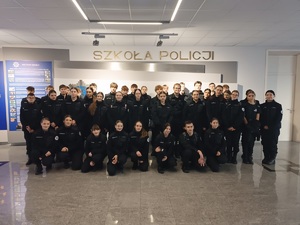 Wspólne zdjęcie klasy policyjnej w Szkole Policji w Pile