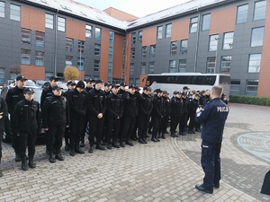 Zbiórka uczniów na terenie Szkoły Policji w Pile