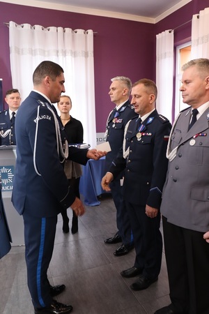 Wyróżnieni policjanci otrzymują gratulacje od Komendanta Powiatowego Policji w Sępólnie Krajeńskim.