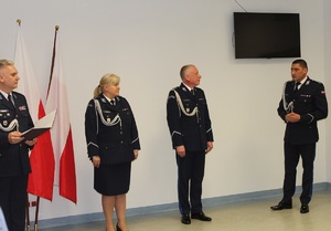 Nadkomisarz Marcin Szulczyk przemawia do uczestników uroczystego apelu.