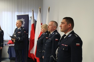 Na zdjęciu od prawej strony stoi nadkomisarz Marcin Szulczyk, następnie Pierwszy Zastępca Komendanta Wojewódzkiego Policji w Bydgoszczy inspektor Marcin Woźniak oraz młodszy inspektor Klaudia Ryczek.