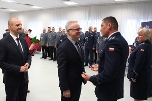 Nadkomisarz Marcin Szulczyk otrzymuje życzenia od Wójta Gminy Sośno Piotra Dobrzańskiego.