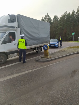 Działania trzeźwy poranek- policjanci sprawdzają trzeźwość kierowców