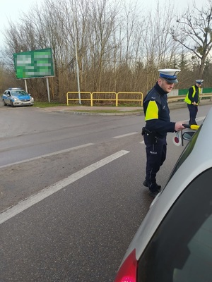 Działania trzeźwy poranek- policjanci sprawdzają trzeźwość kierowców