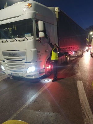 Działania trzeźwy poranek- policjanci sprawdzają trzeźwość kierowców