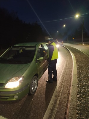 Działania trzeźwy poranek- policjanci sprawdzają trzeźwość kierowców