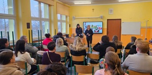 Policjantka na spotkaniu w szkole
