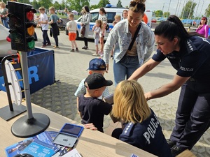 Policjanci na festynie z okazji Święta Rodziny