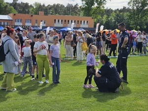 Policjanci na festynie z okazji Święta Rodziny-pokaz tresury psów policyjnych