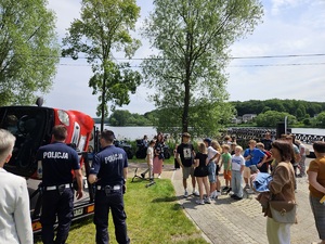 Policjanci przy symulatorze dachowania