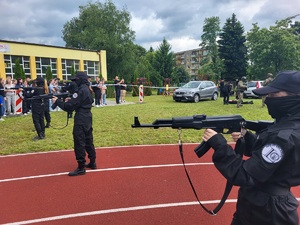 Uroczystość 80-lecia Liceum Ogólnokształcącego im. Tadeusza Kotarbińskiego w Sępólnie Krajeńskim. Pokaz przygotowany przez Samodzielny Pododdział Kontterorystyczny Policji