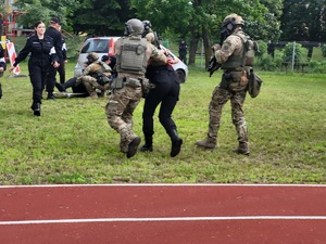 Uroczystość 80-lecia Liceum Ogólnokształcącego im. Tadeusza Kotarbińskiego w Sępólnie Krajeńskim. Pokaz przygotowany przez Samodzielny Pododdział Kontterorystyczny Policji