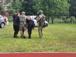 Uroczystość 80-lecia Liceum Ogólnokształcącego im. Tadeusza Kotarbińskiego w Sępólnie Krajeńskim. Pokaz przygotowany przez Samodzielny Pododdział Kontterorystyczny Policji