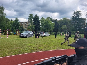 Uroczystość 80-lecia Liceum Ogólnokształcącego im. Tadeusza Kotarbińskiego w Sępólnie Krajeńskim. Pokaz przygotowany przez Samodzielny Pododdział Kontterorystyczny Policji
