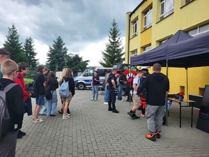 Uroczystość 80-lecia Liceum Ogólnokształcącego im. Tadeusza Kotarbińskiego w Sępólnie Krajeńskim. Stoiska policyjne.