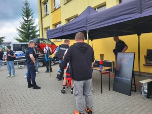 Uroczystość 80-lecia Liceum Ogólnokształcącego im. Tadeusza Kotarbińskiego w Sępólnie Krajeńskim. Stoiska policyjne.