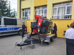 Uroczystość 80-lecia Liceum Ogólnokształcącego im. Tadeusza Kotarbińskiego w Sępólnie Krajeńskim. Stoiska policyjne