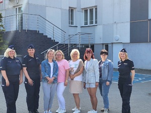 Policjantki i pracownicy z Komendy Powiatowej Policji w Sępólnie Krajeńskim podczas akcji charytatywnej - Wiosna na sportowo