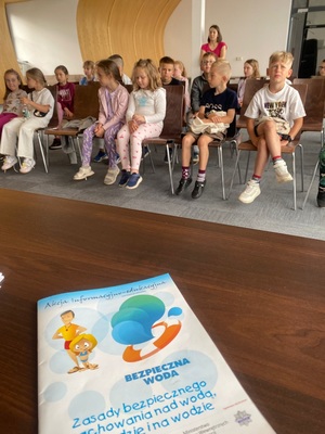 Profilaktyczne spotkanie dotyczące bezpieczeństwa podczas wakacji z uczniami w Centrum Aktywności Społecznej w Sępólnie Krajeńskim