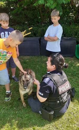 Pogadanka policjantów w Szkole Podstawowej w Wiśniewie