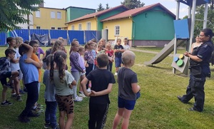Pogadanka policjantów w Szkole Podstawowej w Wiśniewie