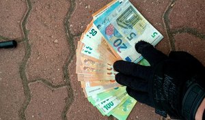 Banknoty zabezpieczone przez policjantów podczas zatrzymania sprawców kradzieży z włamaniem
