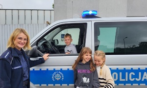 Wspólne zdjęcie z policjantką
