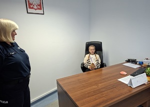 Dziewczynka siedzi na fotelu komendanta