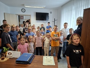 Dzieci podczas zwiedzania komendy zawitały w biurze Komendanta Powiatowego Policji młodszego inspektora Klaudii Ryczek