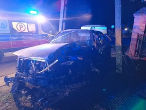 Zdjęcie uszkodzonego samochodu