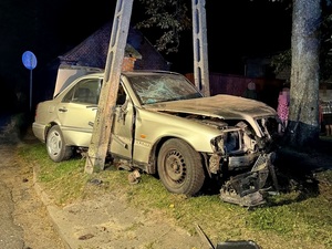 Zdjęcie uszkodzonego samochodu