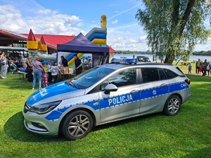 Policjanci na pikniku profilaktycznym „Żyj zdrowo-beznałogowo” w Kamieniu Krajeńskim.
