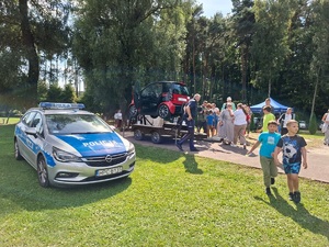 Policjanci na pikniku profilaktycznym „Żyj zdrowo-beznałogowo” w Kamieniu Krajeńskim.