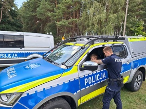 Policjanci na pikniku profilaktycznym „Żyj zdrowo-beznałogowo” w Kamieniu Krajeńskim.